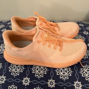 Kizik Women’s Lima hands free tennis shoes in coral, size 10